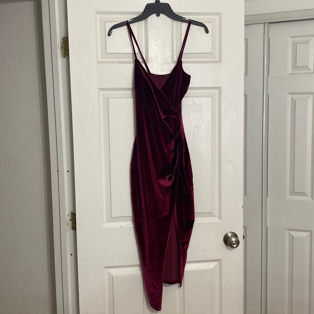 Boohoo Women’s velvet dress with slit
